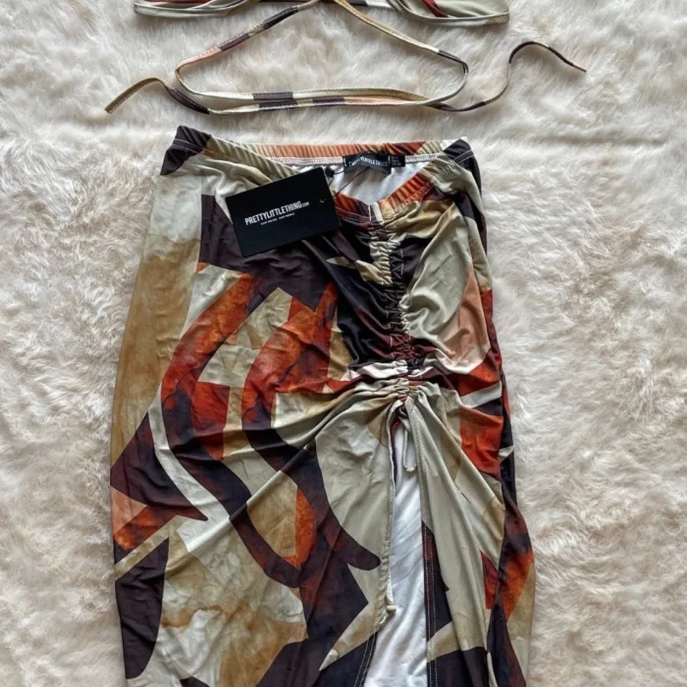 PrettyLittleThing Abstract Pattern Set - Picture 3 of 3